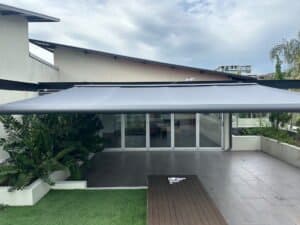 Folding Arm Awning – Central Coast Install Our folding arm awnings offer shade on demand, extending out when needed and retracting neatly when not in use. They’re perfect for entertaining areas, cafés, or decks where you want flexibility without fixed structures.