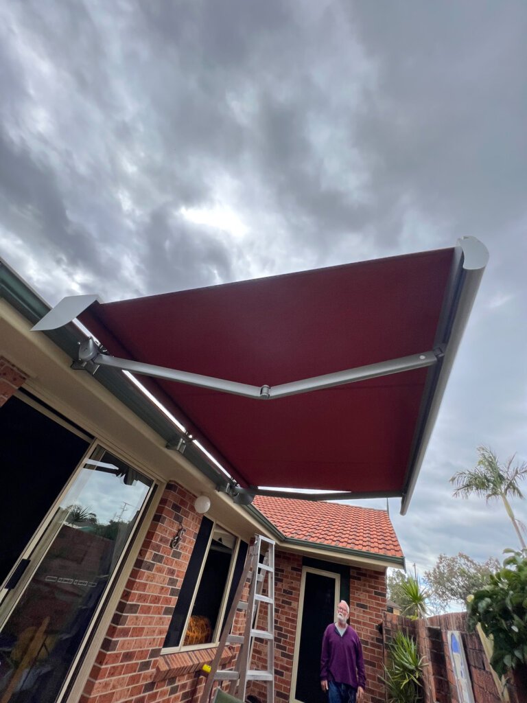 Folding Arm Awnings Central Coast – Retractable Shade Solutions by The Blind Crew Folding arm awning installed by The Blind Crew on a Central Coast deck, extending shade and comfort for outdoor entertaining.