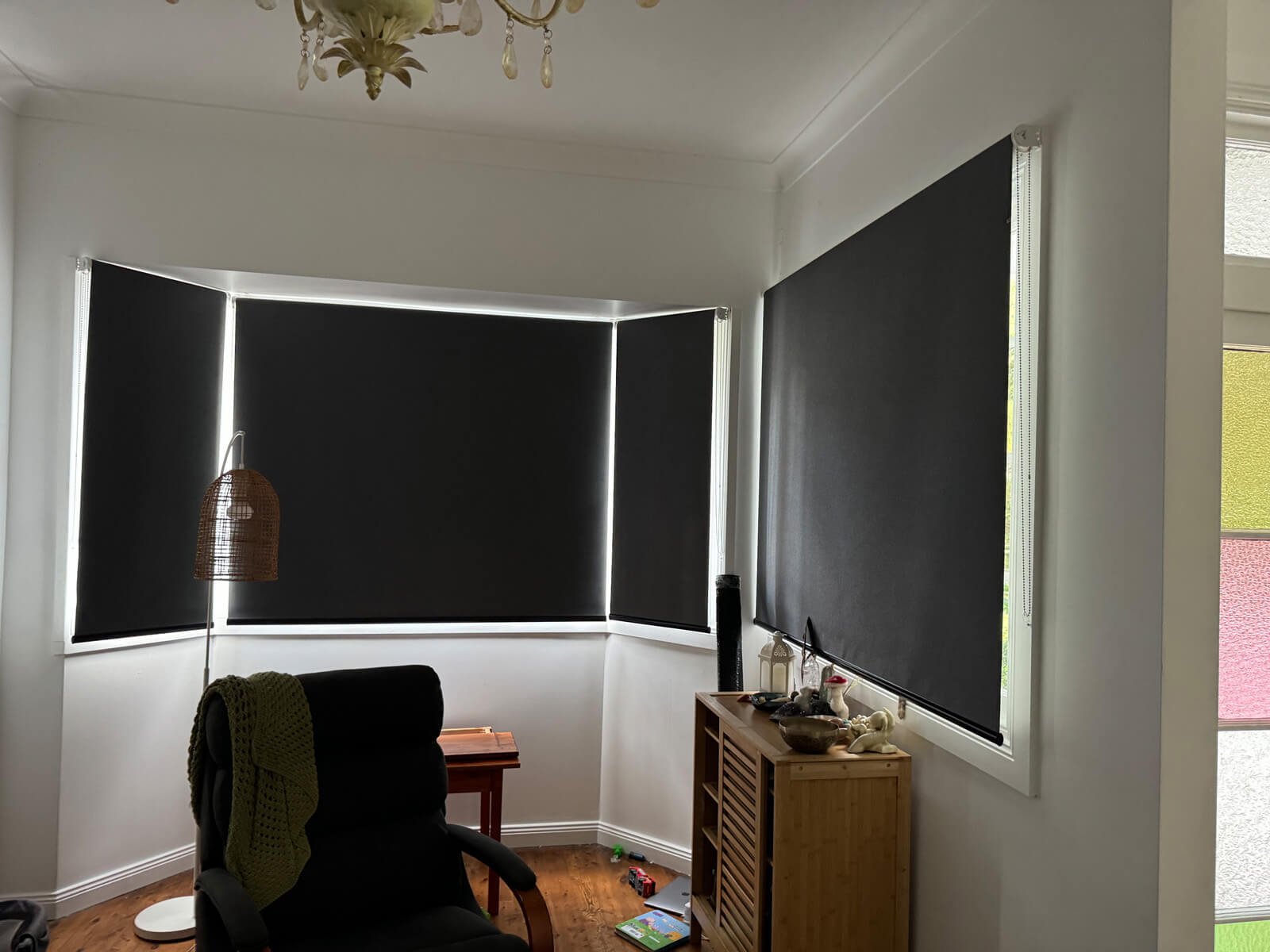 Do Roller Blinds Keep Heat Out – Energy Efficiency Explained Modern home with closed roller blinds blocking sunlight, showing do roller blinds keep heat out in summer conditions.